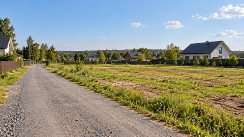 Открытая площадка для дома с подъездной дорогой и окружающей застройкой