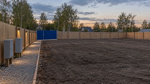 Концептуально подготовленная площадка с закрытыми временными шкафами питания и освещённым проходом