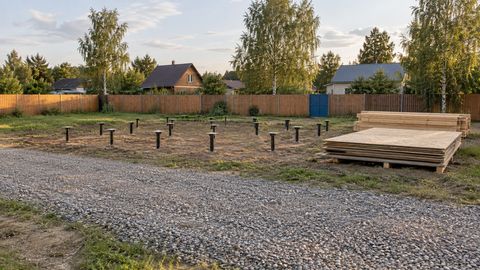 Организованная зона материалов и опалубки рядом со свайным основанием