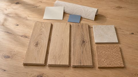 Пробная раскладка образцов напольных покрытий перед выбором материала